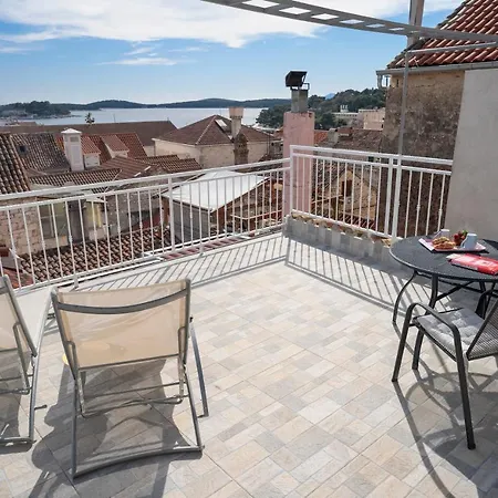 Gostinjska kuća Sea View From The Center Of Hvar 3*